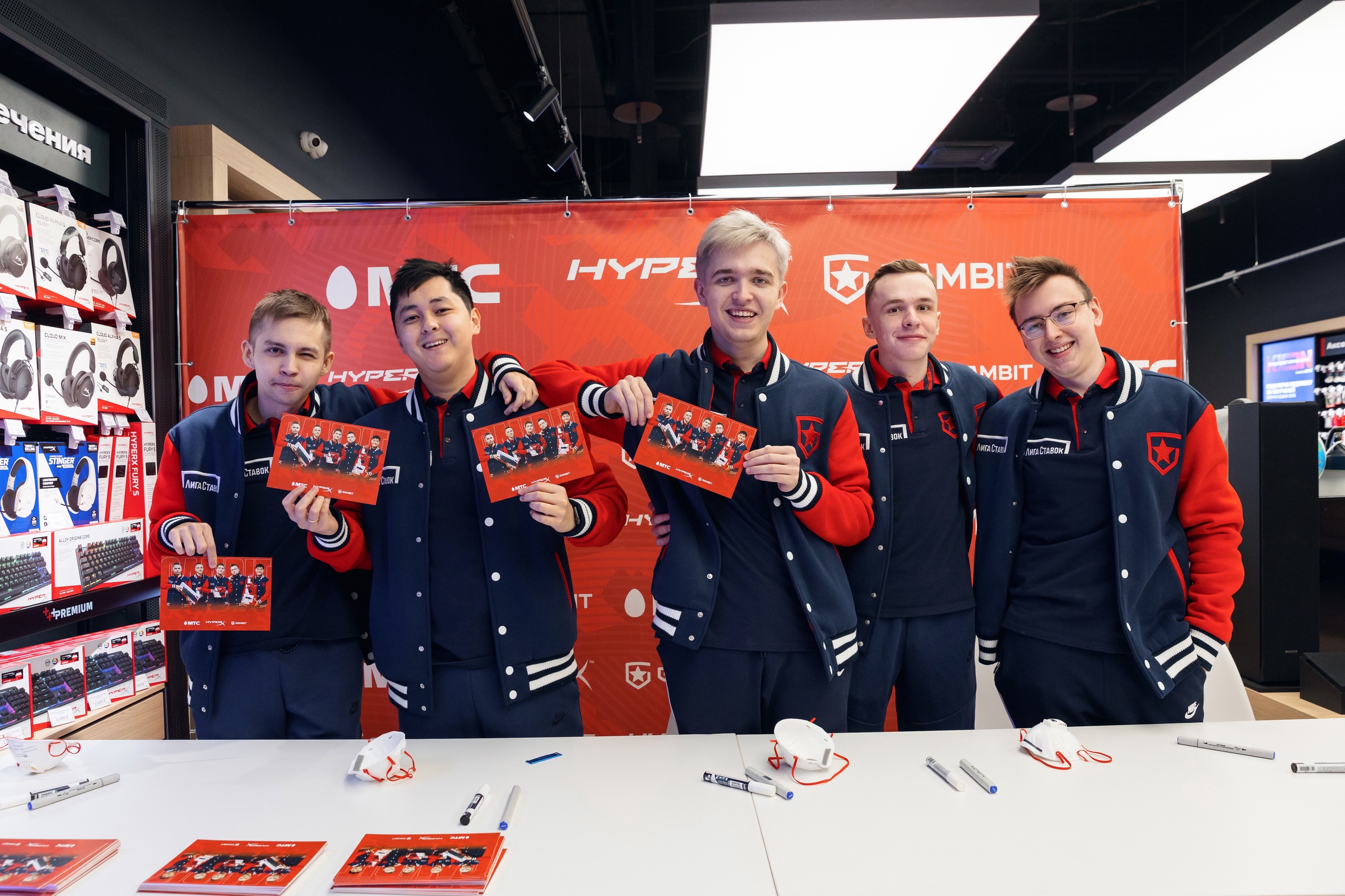 FPX青春足迹：共同奋斗，队友情深，拼搏精神映照辉煌