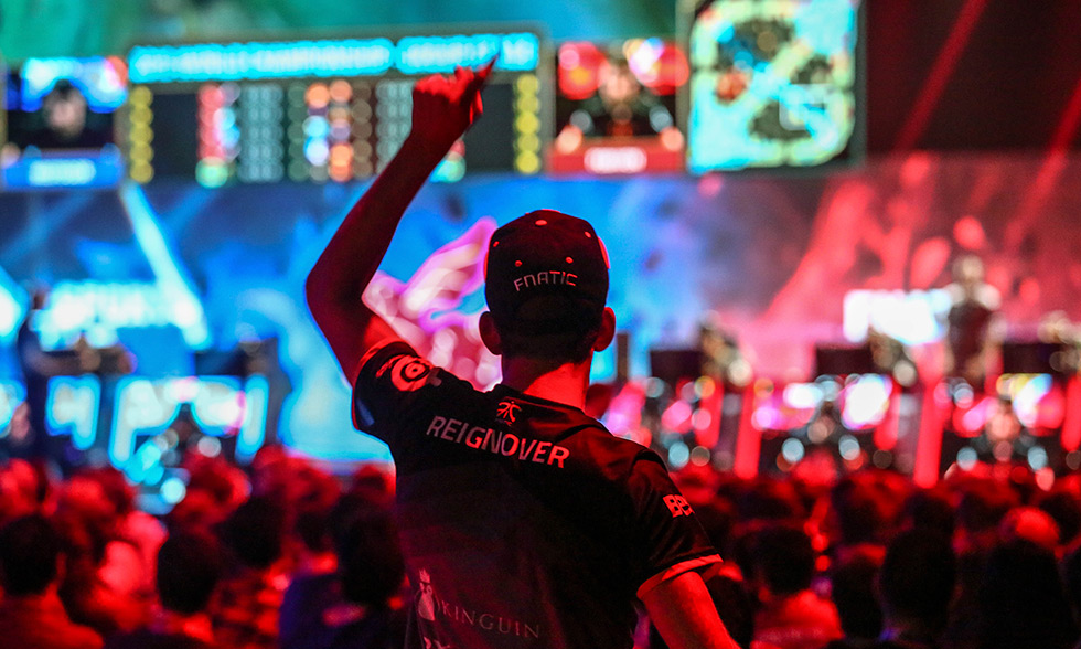 英雄联盟：FNC vs C9巅峰对决，Rekkles寒冰大招一箭定乾坤