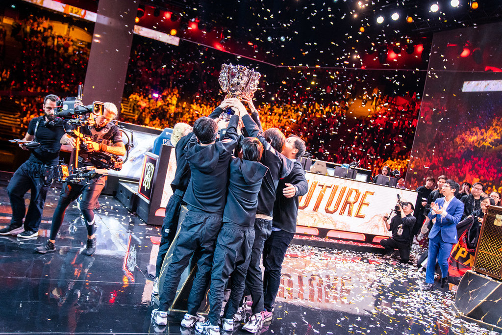 BLG爆冷输100T：教练临时替补上单带队逆袭，LPL队伍入围赛失利成电竞抽象名场面，100T战队濒临解散创奇迹-电竞牛官网